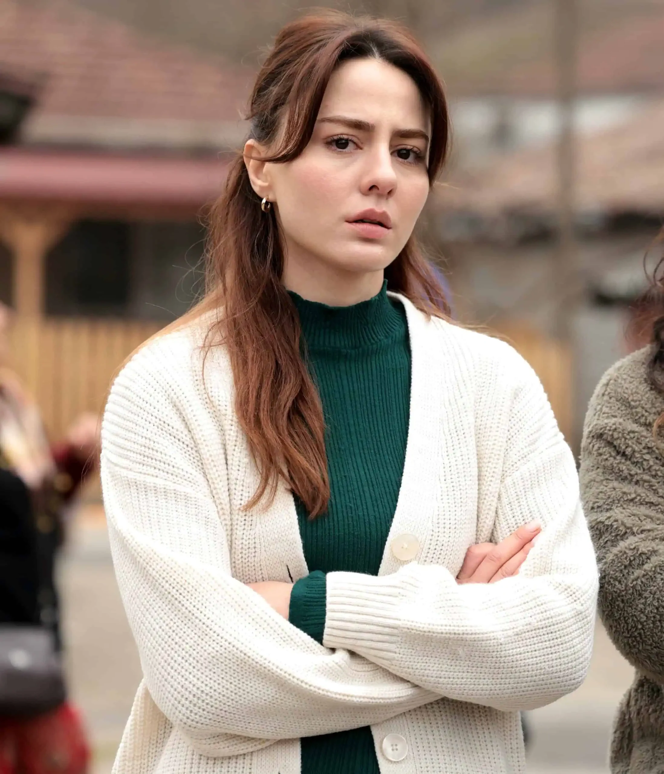 5 Nisan Çirkin Dizisi 2.bölüm kombinleri oyuncu elbiseleri