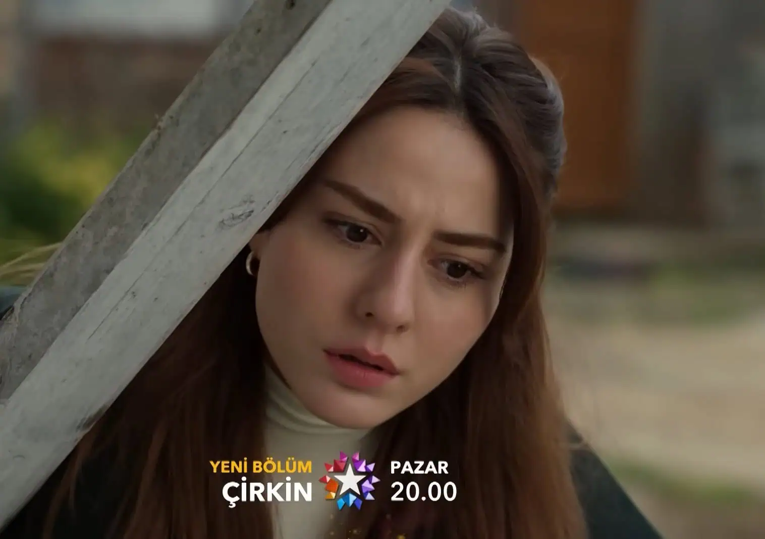 Çirkin dizisi Nehir kıyafetleri Sema Gültekin kombinleri