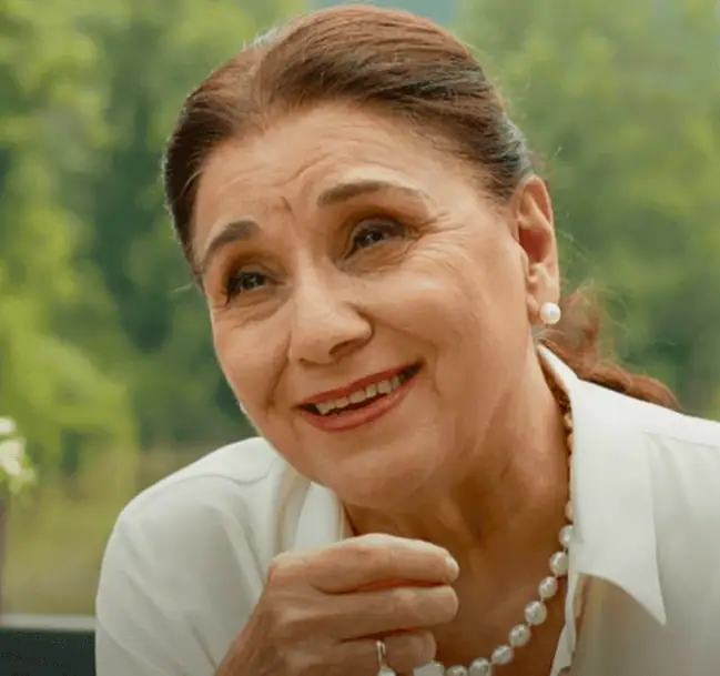 Nurşim Demir (İpek) karakteri ile Gönül Dağı dizi kadrosunda