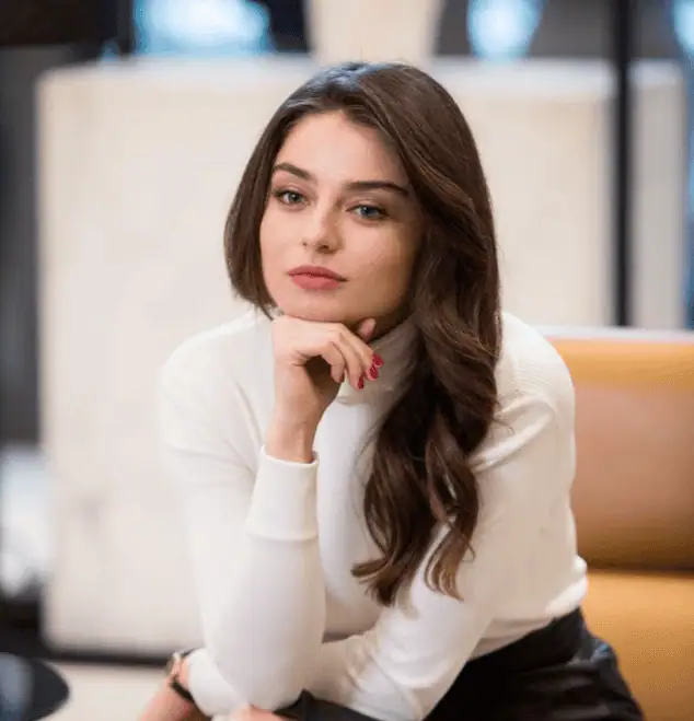 Ayça Ayşin Turan Muhtemel Aşk dizisinde Defne rolünde