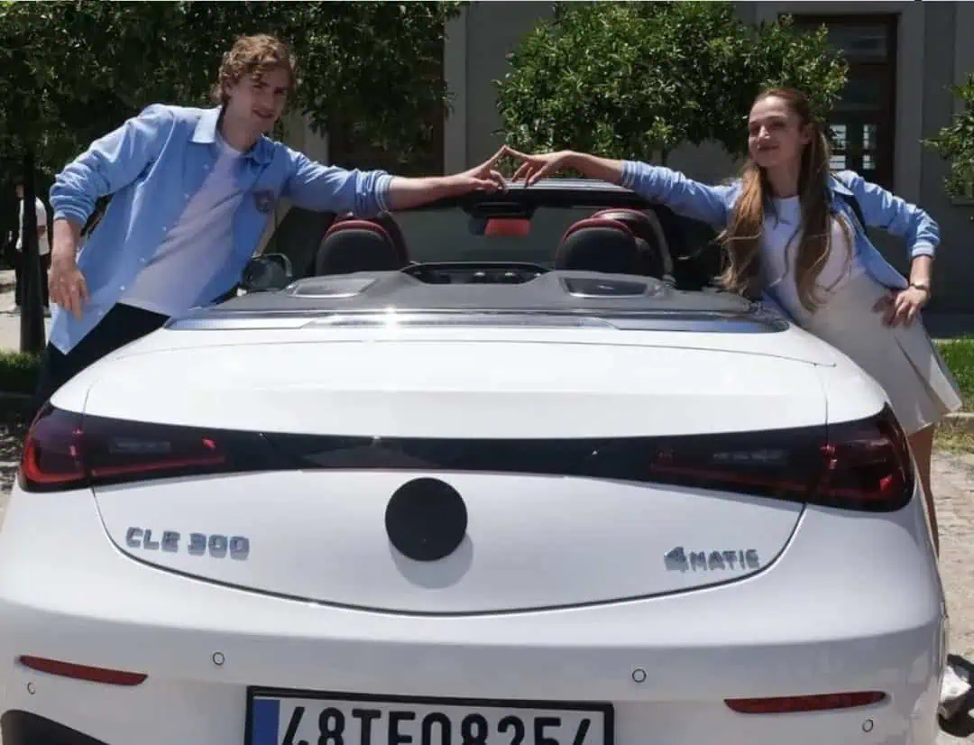 Daha 17 dizisinde beyaz Mercedes spor araba modeli