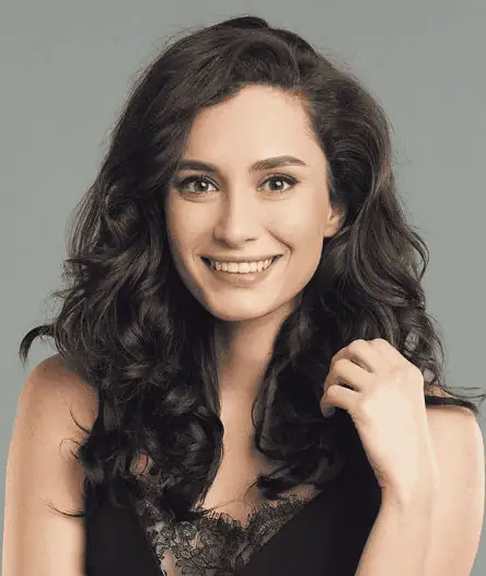 Hande Doğandemir Memleket Tamircisi Filminde Zeynep rolunde