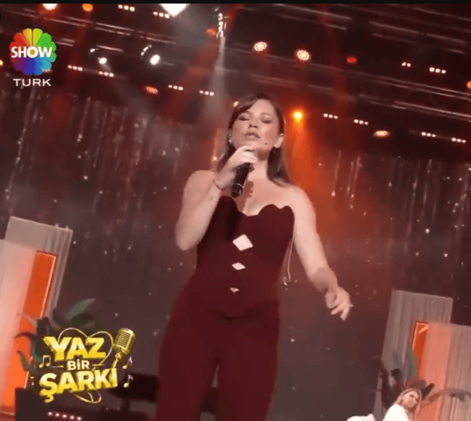 Merve Özbey Yaz Bir Şarkı Kıyafetleri 