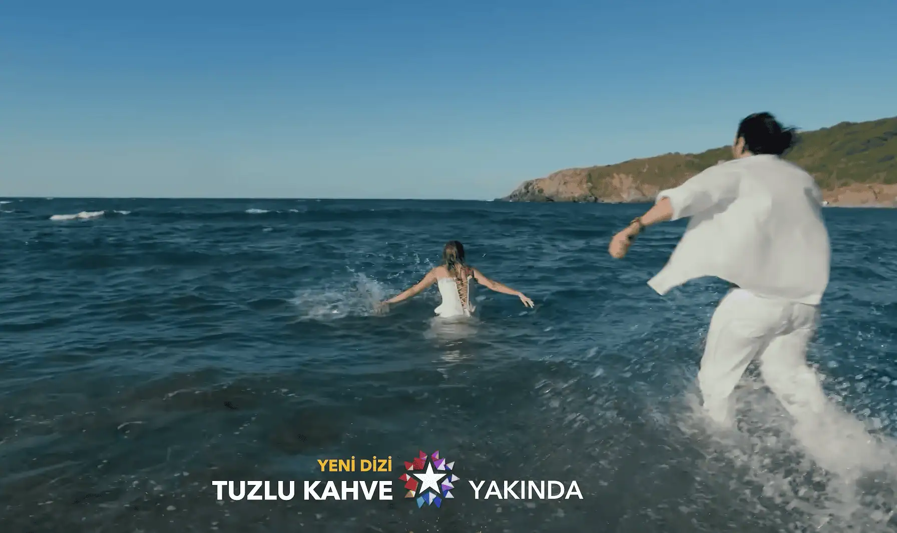 Tuzlu Kahve Hangi denizde sahilde kıyıda Mahallede Çekiliyor